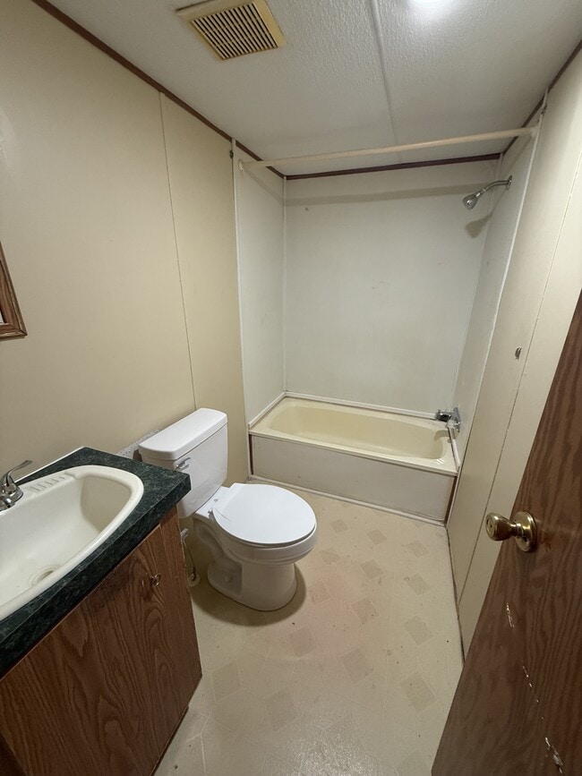 Building Photo - 605 Henrietta St