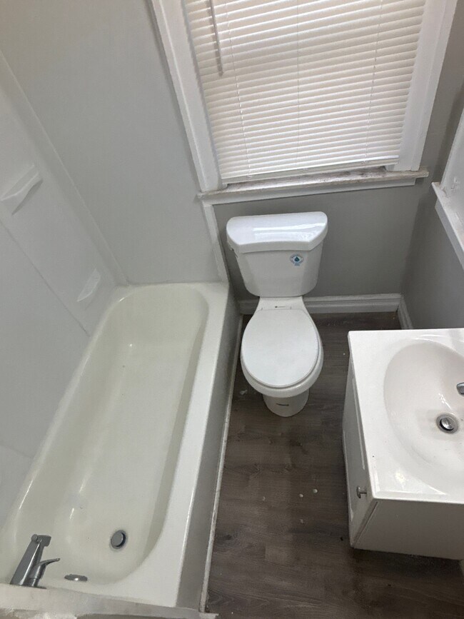 Building Photo - 4714–4716 Devonshire Rd