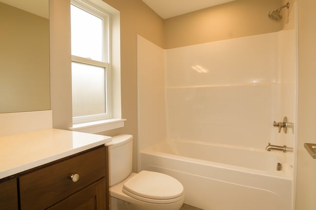 Building Photo - Your Bend Retreat: Spacious End Unit Townhouse with Pilot Butte Views