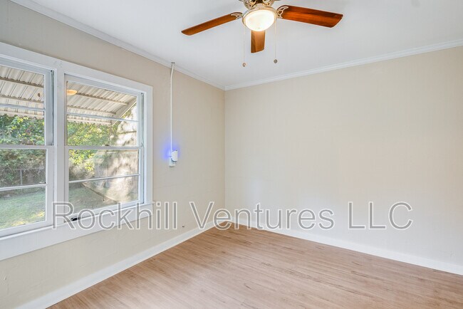 Building Photo - 1123 E 70th St