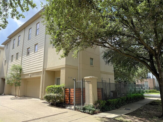 Primary Photo - 2125 Roy St