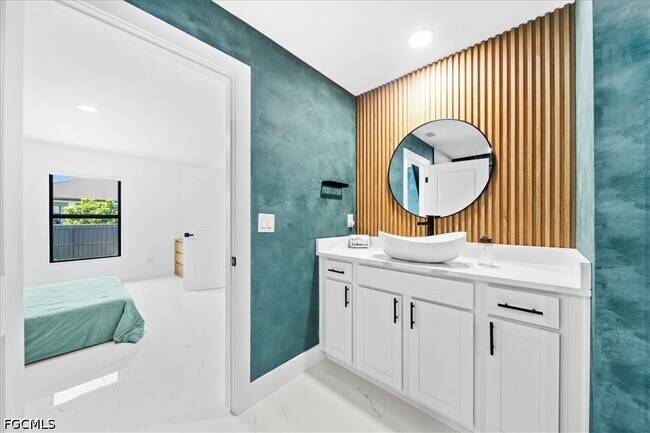 Building Photo - 2112 NE 1st Ave