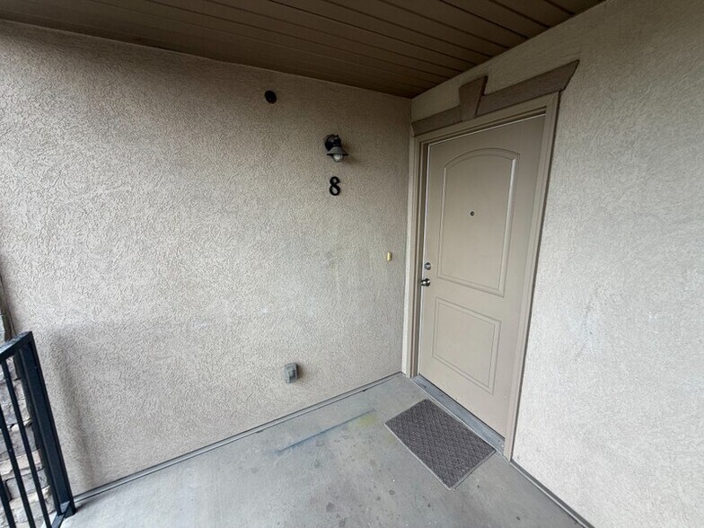 Building Photo - 999 Village River Ln