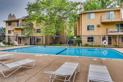 Building Photo - 2010 Ridge Dr