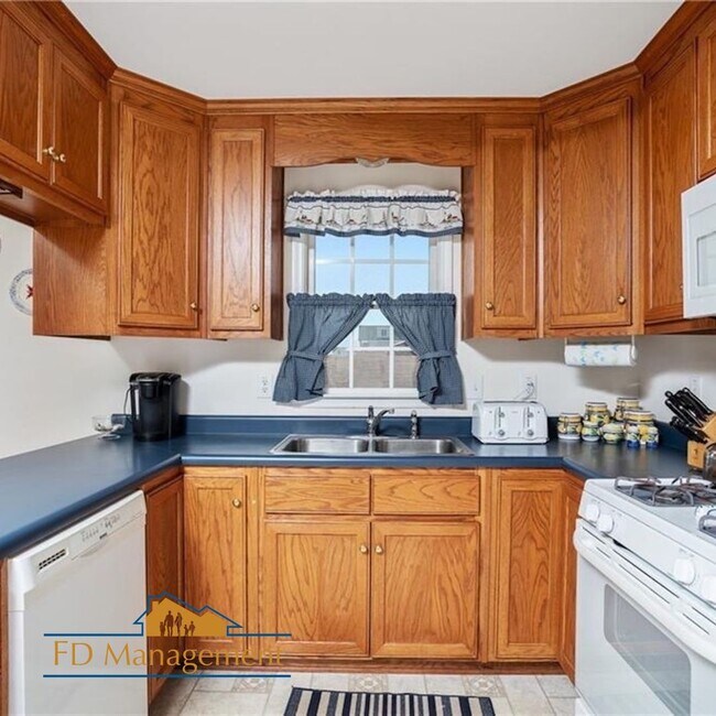 Building Photo - 3 Bedroom 2 Bathroom Home - Near Buckroe B...