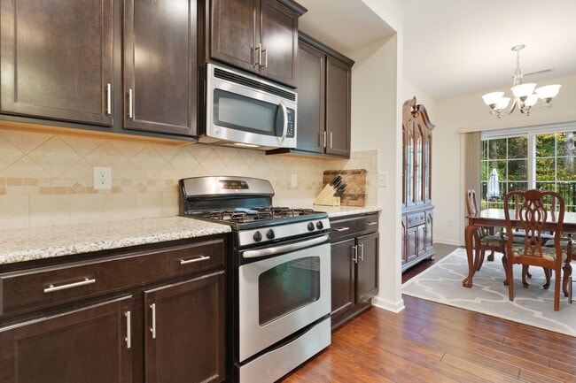 Building Photo - Incredible 3be/2.5ba House In Quiet Neighb...