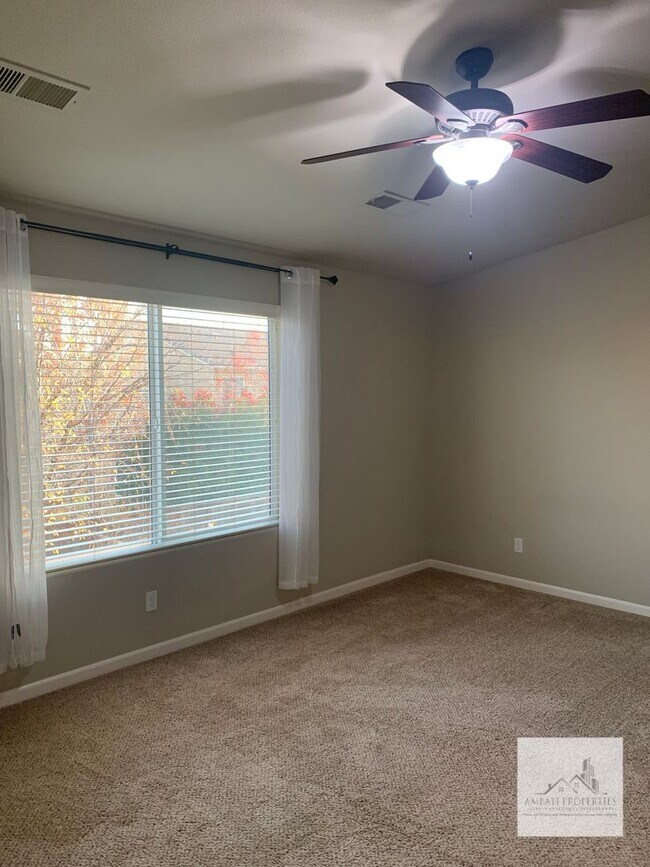 Building Photo - Spacious 4 Bedroom 3 Bath Home in Harlan R...