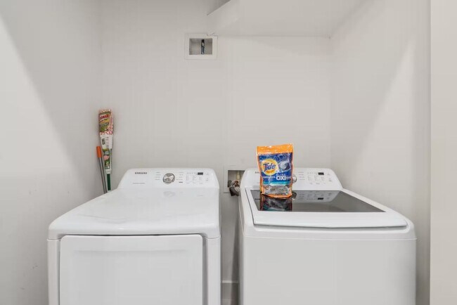 Building Photo - Luxury 1 Bedroom + Flex Space | 2 Full Baths | 975 Sq. Ft. | The Cedars, Dallas