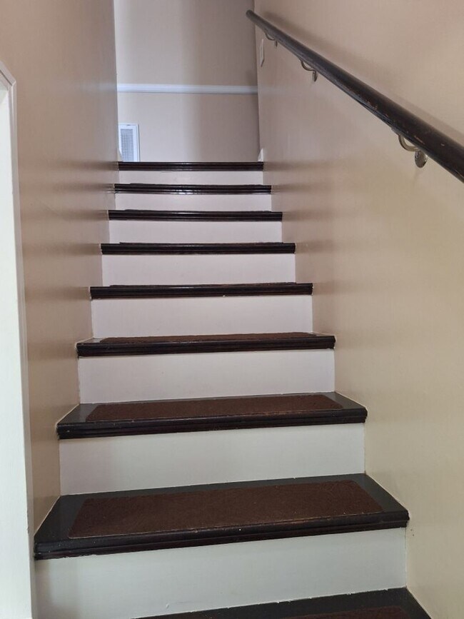 Building Photo - Convenient location to interstate in North...