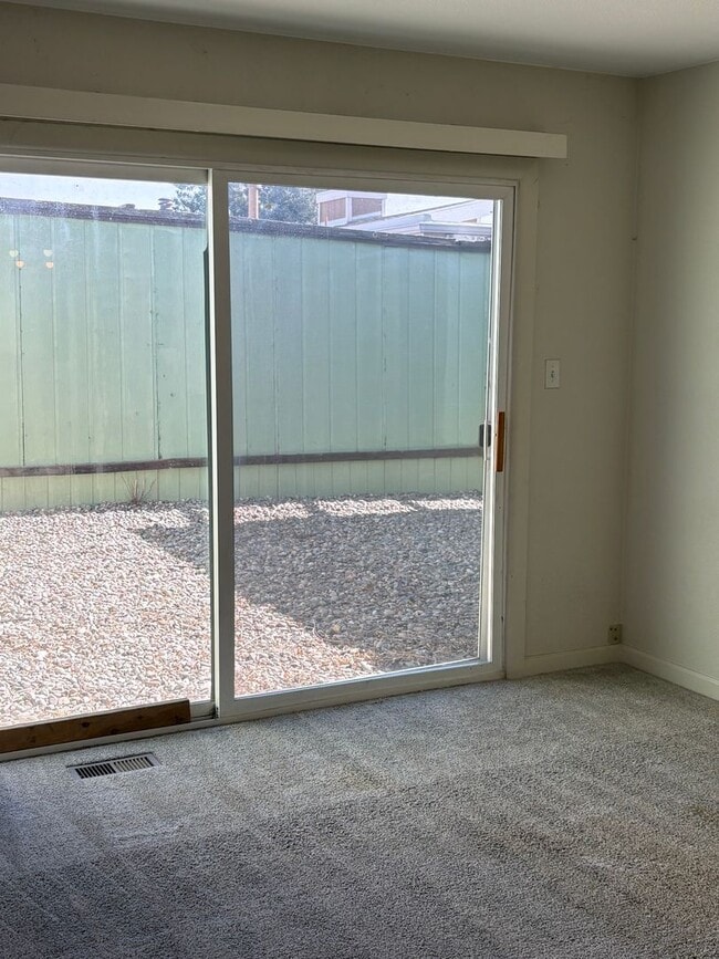 Building Photo - 2 Bedroom Ranch Style Home