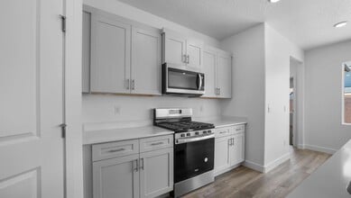 Building Photo - Room for Everything! 5 Bedroom Plus Den Home in Long Valley