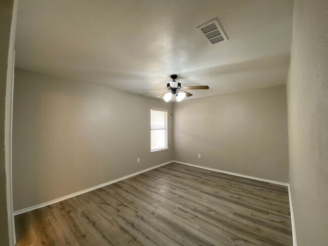 Building Photo - Kingsford 2311/2315