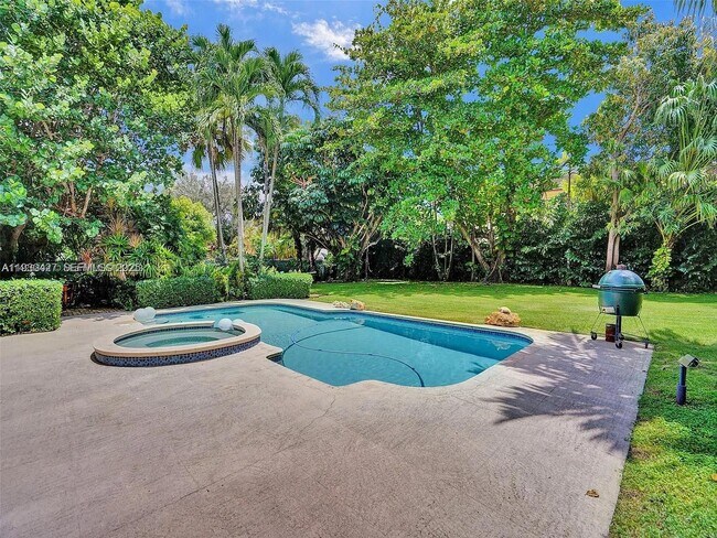 Building Photo - 5705 SW 60th Ave