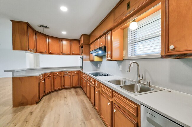 Building Photo - 3605 Longherridge Dr
