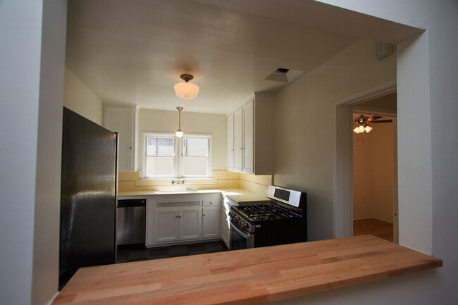 Kitchen - 819 E Edgeware Rd