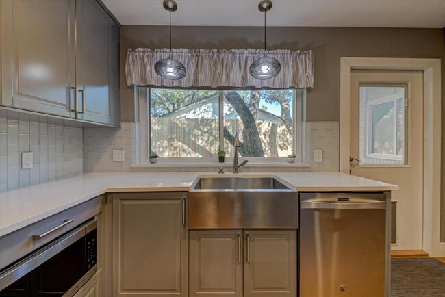 Building Photo - 2713 Bryonhall Dr