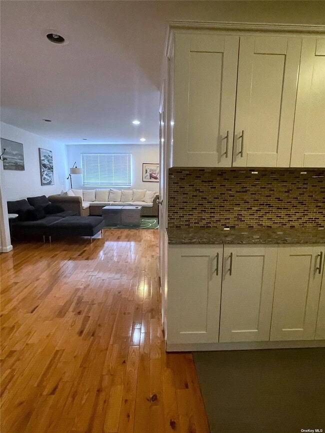 Building Photo - 90-17 Holland Ave