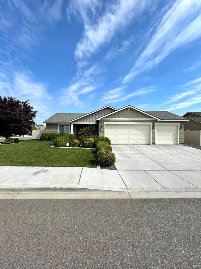 Building Photo - Beautiful Three Bedroom Two Bath in Kennewick