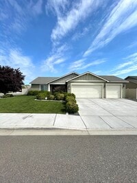 Building Photo - Beautiful Three Bedroom Two Bath in Kennewick