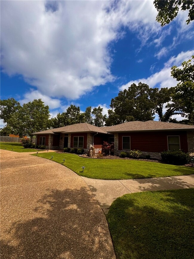 Building Photo - 723 N Lakeview Dr