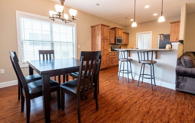 Building Photo - BEAUTIFUL HOME ON WEST SIDE!! SCREENED IN PATIO! FENCED IN YARD!