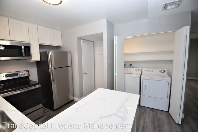 Building Photo - 8867 Salmon Falls Dr