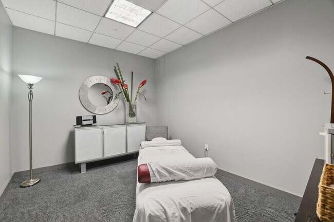 Building Photo - 3338 Peachtree Rd NE