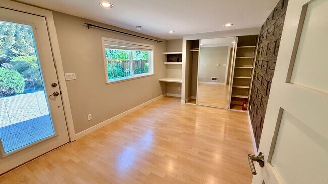 Building Photo - Spacious 4BR Bellevue Home with A/C, Office & Private Yard Near Microsoft
