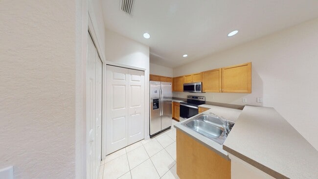 Building Photo - Charming 2Bed/ 2Bath in Poinciana Tuscany ...