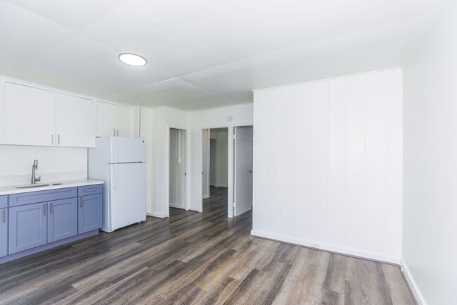 Building Photo - Renovated, upstairs, 2 bedroom 1 bath with...