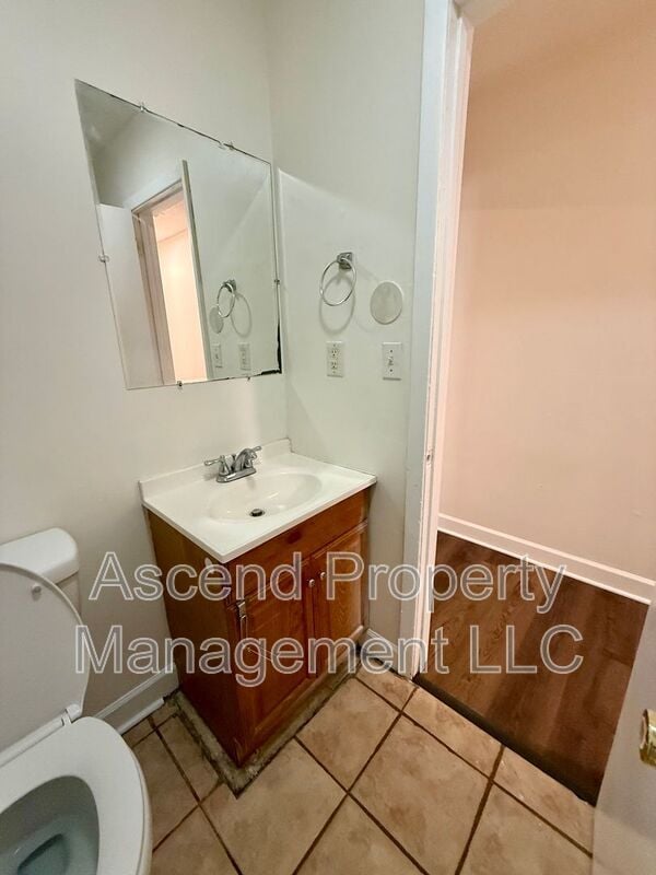 Building Photo - 3341 Pinewood Ave