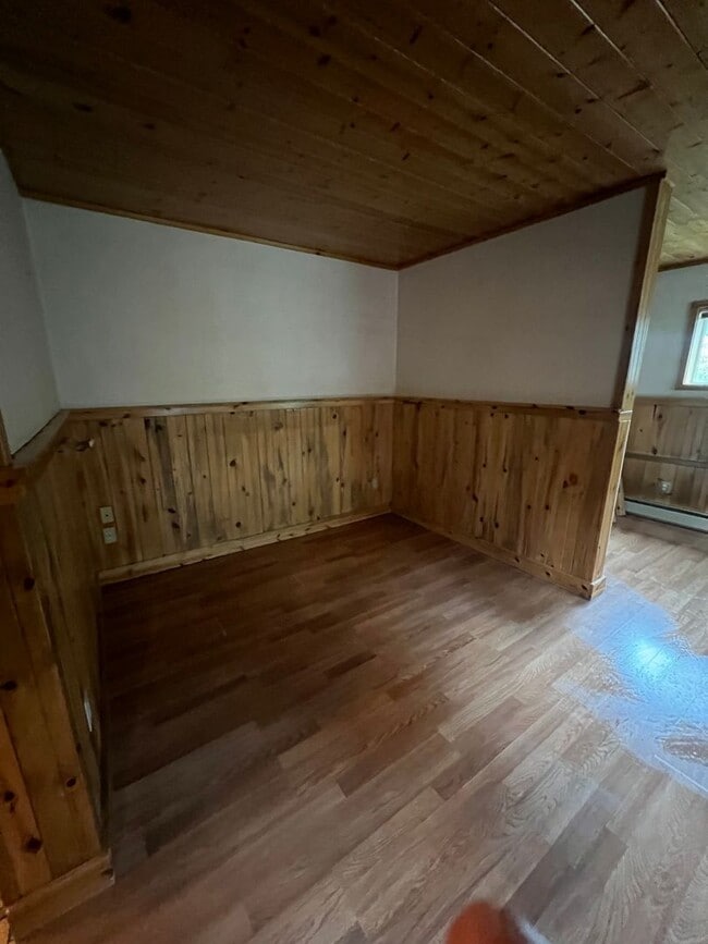 Building Photo - Nestled in Basin