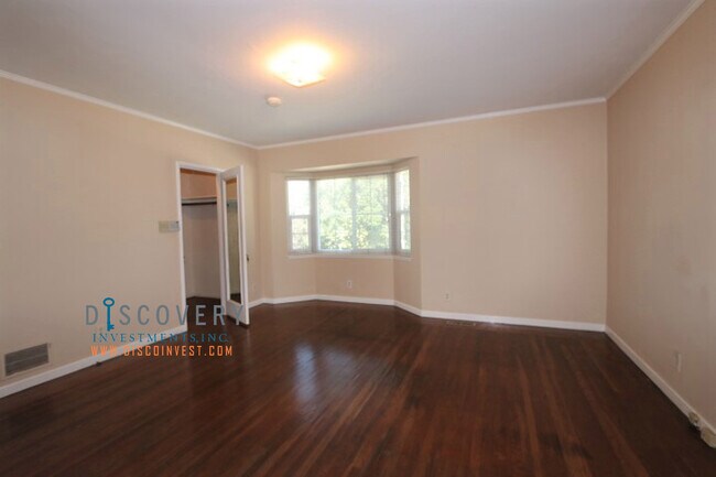 Building Photo - Oakmore Ranch Style Home