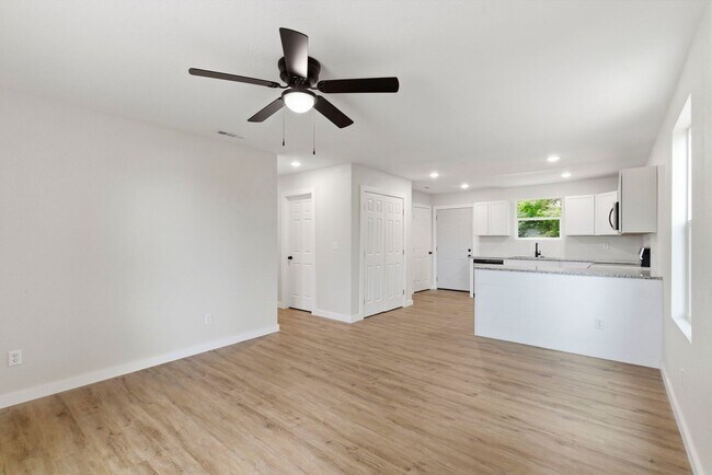 Building Photo - 3 Bedroom | 2 Bathroom | Marionville | Granite | Stainless Steel Appliances | Brand New!