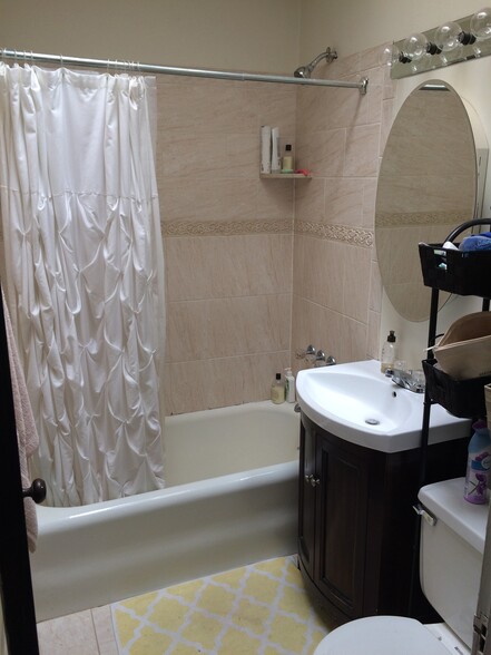 Upstairs Bathroom - 2407 Huidekoper Plz NW