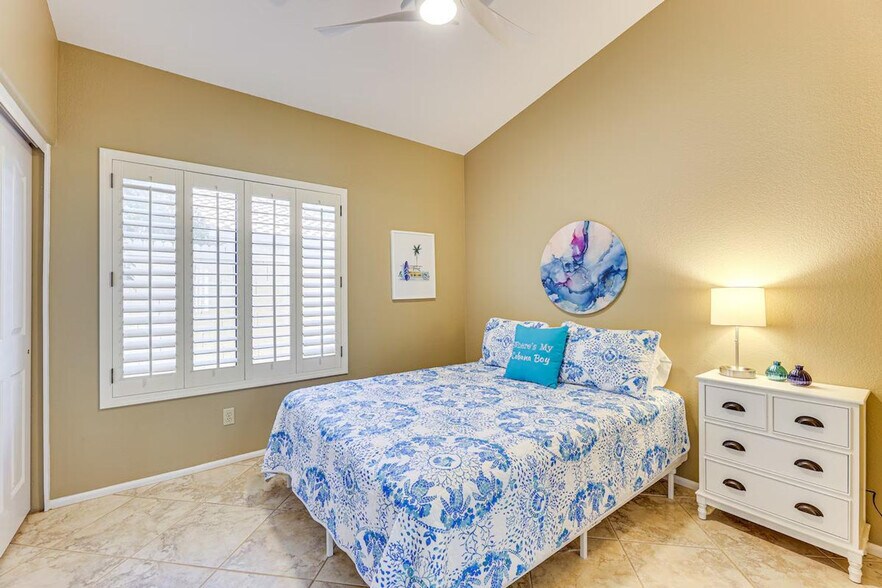 Building Photo - 253 E Vaughn Ave