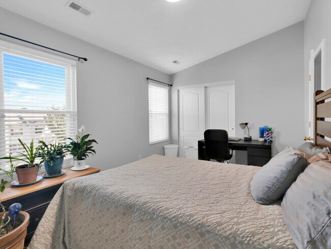 Building Photo - 374 E Braidhill Dr