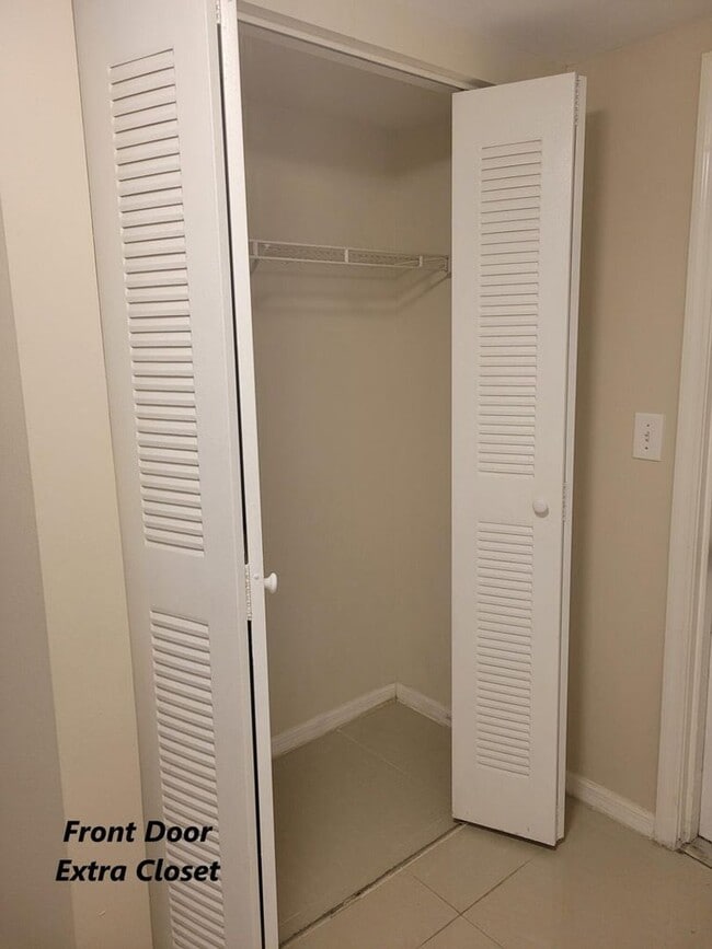 Building Photo - 1400 Crestwood Ct S