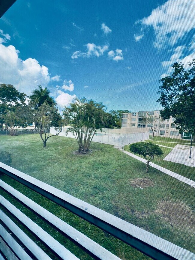 Building Photo - 1401 NE 191st St