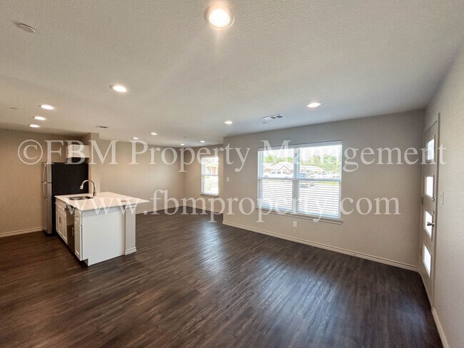 Building Photo - Hidden Creek, Unit 512 - 2 Bedroom, 2 Bathroom Beautiful Apartment Home in Ennis, TX! $500 OFF at...