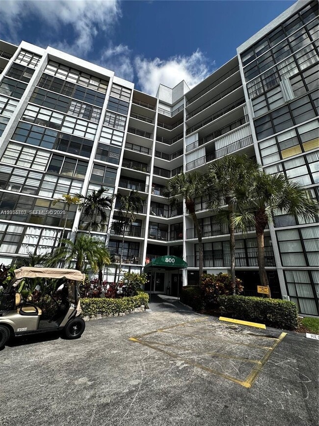 Building Photo - 800 Parkview Dr