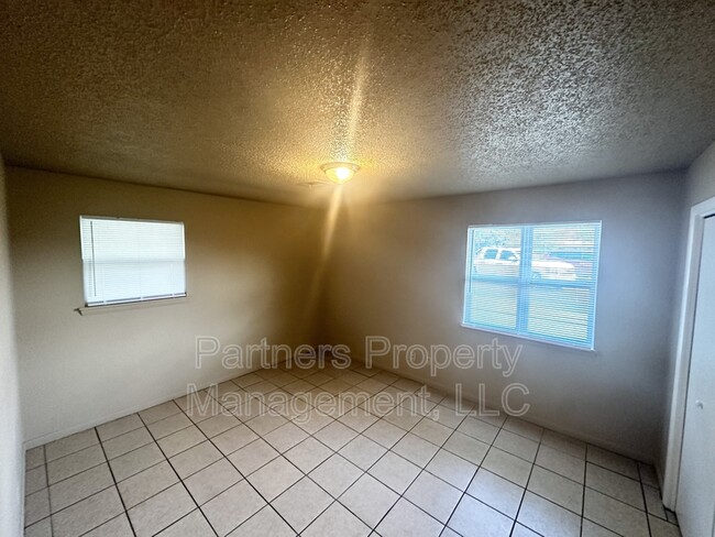 Building Photo - 111 N Pine Ave