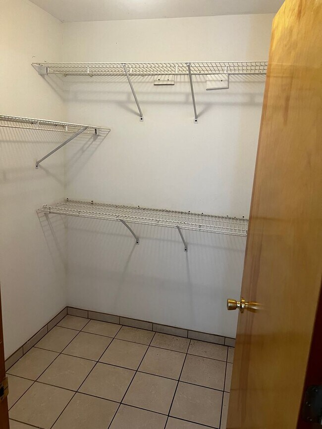 Building Photo - 3 BEDROOM, 2 BATH HOME WITH TILE THROUGHOUT & CLOSE TO THE TURNPIKE