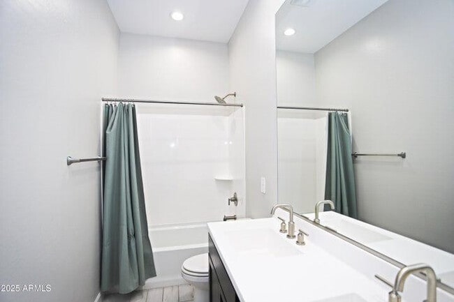 Building Photo - 10549 W Albert Ln