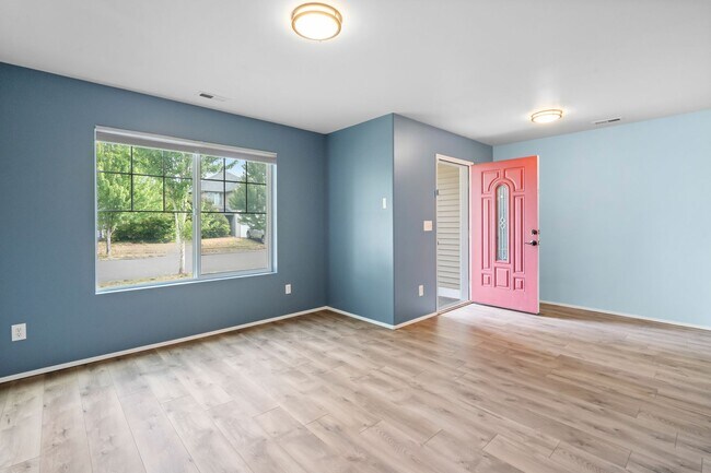 Building Photo - Spacious 5-Bedroom Home in Prime Yelm Loca...