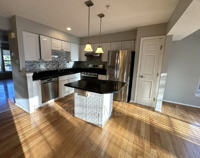 Building Photo - 9817 Bayline Cir