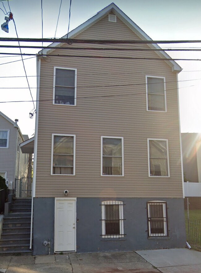 Building Photo - 332 New St