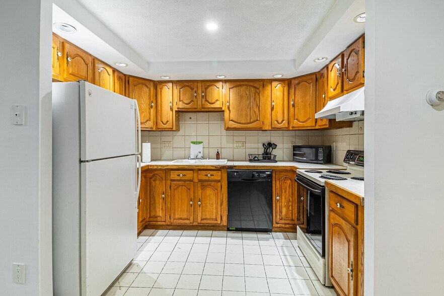 Building Photo - 166 Auburn St