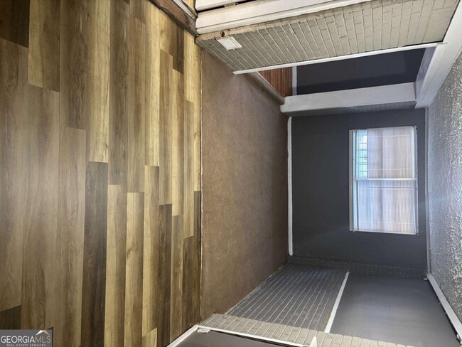 Building Photo - 1961 Valley Ridge Dr SW