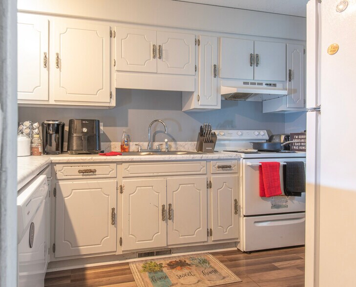 Building Photo - 303 Chesswood Dr